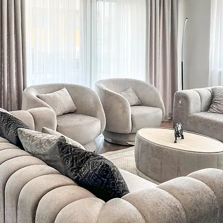 3 Bedroom Amazing In 아파트 로비니